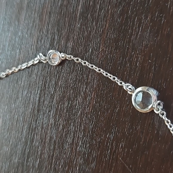 JENNIFER LOPEZ CRYSTALS ON SILVER CHAIN NECKLACE - Picture 3 of 6